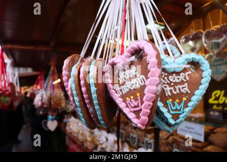 Hanau, Deutschland - 15. Dezember 2019: Lebkuchen, herzförmige Kekse mit Nachrichten, die in Glasur geschrieben sind, hängen in einem Stand auf einem Weihnachtsmarkt in Hanau, Stockfoto