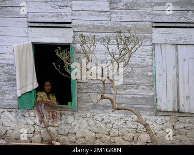 17-07-2009, Samosir, Indonesien-Alte Frau in altem Steinhaus. Stockfoto