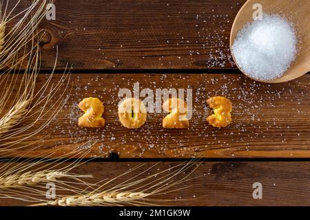 2023, Jahr 2023 geschrieben in Briefbrot. Auf dem Hintergrund der Holzmaserung Stockfoto