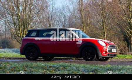 2019 rote Mini Cooper S an einem kalten, hellen Wintermorgen. Stockfoto