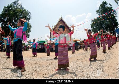 Traditioneller Tanz in Beun Duean Hok oder Phi Khon Nam Festival, Tanz jeder Gemeindeparade, Folklorespiele und Schaukelfeuer jeder Gemeinde in Thailand. Stockfoto