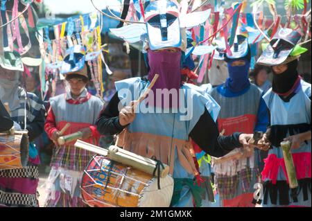Traditioneller Tanz in Beun Duean Hok oder Phi Khon Nam Festival, Tanz jeder Gemeindeparade, Folklorespiele und Schaukelfeuer jeder Gemeinde in Thailand. Stockfoto