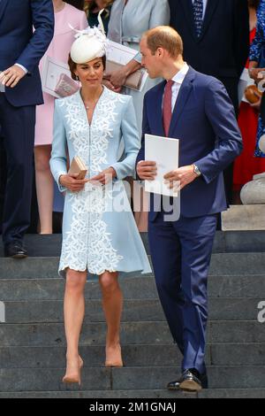 Die königliche Familie, einschließlich der Königin und der Senior Royals, ist auf den Stufen von St. Pauls zu sehen. Stockfoto