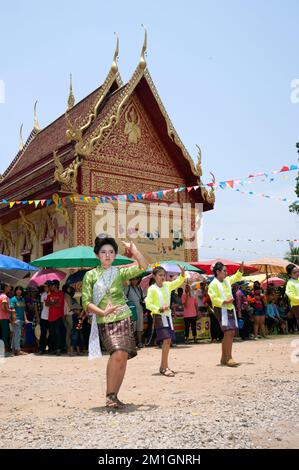 Traditioneller Tanz in Beun Duean Hok oder Phi Khon Nam Festival, Tanz jeder Gemeindeparade, Folklorespiele und Schaukelfeuer jeder Gemeinde in Thailand. Stockfoto