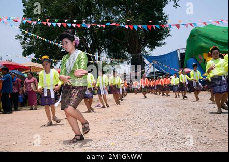 Traditioneller Tanz in Beun Duean Hok oder Phi Khon Nam Festival, Tanz jeder Gemeindeparade, Folklorespiele und Schaukelfeuer jeder Gemeinde in Thailand. Stockfoto