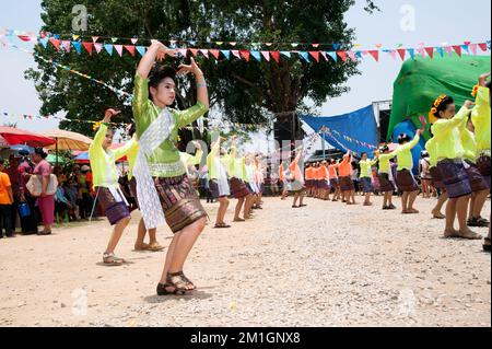 Traditioneller Tanz in Beun Duean Hok oder Phi Khon Nam Festival, Tanz jeder Gemeindeparade, Folklorespiele und Schaukelfeuer jeder Gemeinde in Thailand. Stockfoto