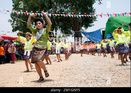 Traditioneller Tanz in Beun Duean Hok oder Phi Khon Nam Festival, Tanz jeder Gemeindeparade, Folklorespiele und Schaukelfeuer jeder Gemeinde in Thailand. Stockfoto