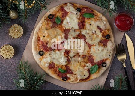 Hausgemachte Salami-Würstchen-Pizza mit Käsemöglichkeiten, Neujahrspizza-Idee für Kinderparty, Top View Stockfoto