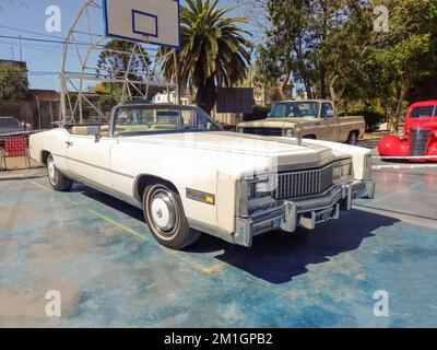 Lanus, Argentinien - 24. September 2022: Altes weißes 1976 Cadillac Eldorado Cabrio, zwei Türen in einem Park. Natur, Bäume. 2022 AAA Oldtimer-Show. Kopierraum Stockfoto