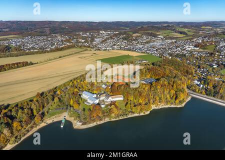 Luftaufnahme, Welcome Hotel Meschede at Hennesee in Berghausen District in Meschede, Sauerland, Nordrhein-Westfalen, Deutschland, DE, Europa, Gastronomie Stockfoto