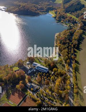 Luftaufnahme, Welcome Hotel Meschede at Hennesee in Berghausen District in Meschede, Sauerland, Nordrhein-Westfalen, Deutschland, DE, Europa, Gastronomie Stockfoto