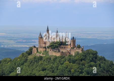 Die Hohenzollerner Burg aus der Vogelperspektive Stockfoto