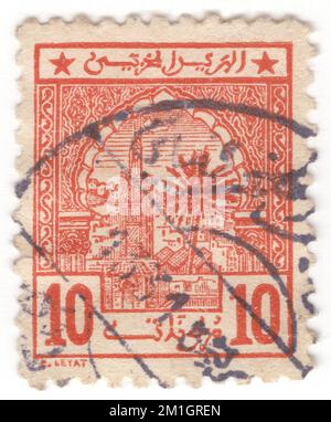 MAROKKO - 1913. Februar: Eine Briefmarke von 10 Moussonat Zinnoberrot, die die Aissaouas-Moschee in Tanger darstellt. Das Cheikh Al Kamel Mausoleum, auch bekannt als das Mausoleum von Muhammad ibn Isa, ist ein zawiya (Beerdigung und religiöses Denkmal) in Meknes, Marokko. Es wurde im 16.. Jahrhundert als Grabstätte von Mohammed Ben Aissa (auch bekannt als Al-Hadi Ben Aissa), dem großen heiligen der Stadt Meknes und Gründer einer berühmten Sufi-Bruderschaft des 16.. Jahrhunderts, der Aissaoua, gegründet. Es dient sowohl als Mausoleum als auch als Moschee und befindet sich innerhalb der Grenzen eines Friedhofs gleich außerhalb der Medina Mauern Stockfoto