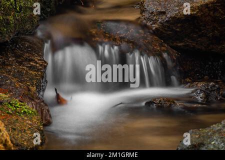 Jizersky Creek an kalten Wintertagen mit Farbsteinen und klarem Süßwasser in Liberec City Stockfoto