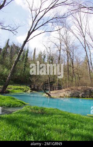 Scafa - Abruzzen - das schwefelhaltige Wasser des Lavino-Flusses Stockfoto