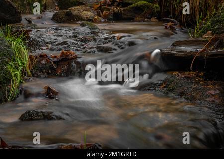 Jizersky Creek an kalten Wintertagen mit Farbsteinen und klarem Süßwasser in Liberec City Stockfoto