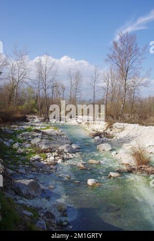 Scafa - Abruzzen - das schwefelhaltige Wasser des Lavino-Flusses Stockfoto