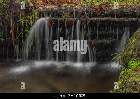 Jizersky Creek an kalten Wintertagen mit Farbsteinen und klarem Süßwasser in Liberec City Stockfoto