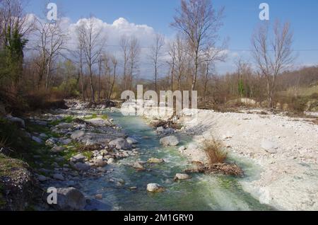 Scafa - Abruzzen - das schwefelhaltige Wasser des Lavino-Flusses Stockfoto