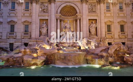 Ein Blick aus nächster Nähe auf den Trevi-Brunnen, der kurz vor Sonnenaufgang von Lichtern erhellt wird. Stockfoto