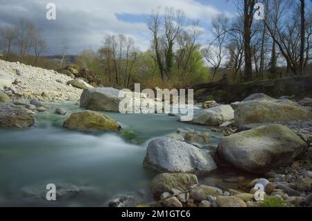 Scafa - Abruzzen - das schwefelhaltige Wasser des Lavino-Flusses Stockfoto