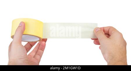 Papierklebeband auf weiß isoliert. Eine Rolle Papierklebeband in den Händen eines weißen Mannes. Ungefaltetes Klebeband mit Platz für Text. Stockfoto