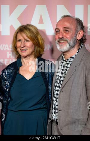 München, Deutschland. 12.. Dezember 2022. Schauspielerin Corinna Harfouch und Schauspieler Karl Markovics kommen zur Premiere des Films „What you can See from here“ im ARRI-Kino. Kredit: Lennart Preiss/dpa/Alamy Live News Stockfoto