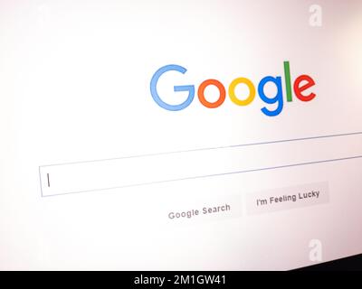 KONSKIE, POLEN - 12. Dezember 2022: Google-Suchwebsite wird auf dem Laptop-Bildschirm angezeigt Stockfoto