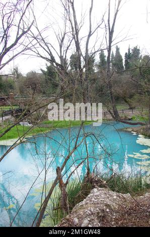 Scafa - Abruzzen - das schwefelhaltige Wasser des Lavino-Flusses Stockfoto