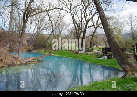 Scafa - Abruzzen - das schwefelhaltige Wasser des Lavino-Flusses Stockfoto