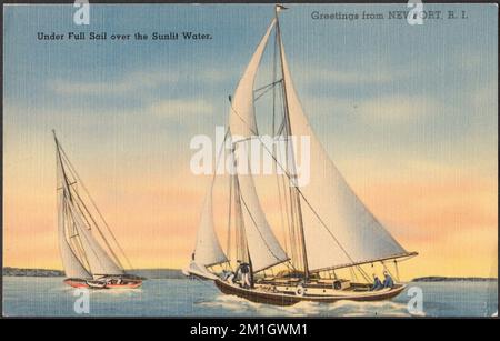 Unter voller Segeltörn über sonniges Wasser. Grüße aus Newport, R.I. , Boote, Seen, Tichnor Brothers Collection, Postkarten der Vereinigten Staaten Stockfoto