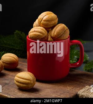 Gebackenes nussförmiges Dessert in einem roten Keramikbecher Stockfoto