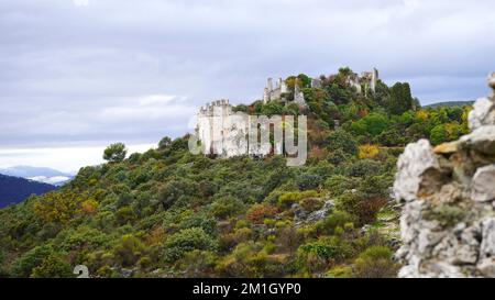 Die Ruinen von chateauneuf Villevielle, einem alten Dorf in Frankreich. Das Foto wurde im Dezember an einem nebligen Morgen mit Herbstatmosphäre gemacht. Stockfoto