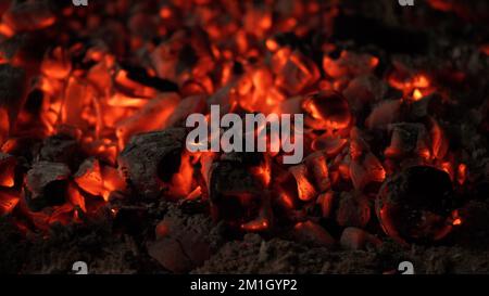 Glühende rote Glut in einem Kamin Stockfoto