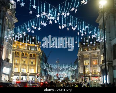 Blick auf die Lichter über dem Oxford Circus in Londons Oxford Street an Weihnachten 2022 Stockfoto