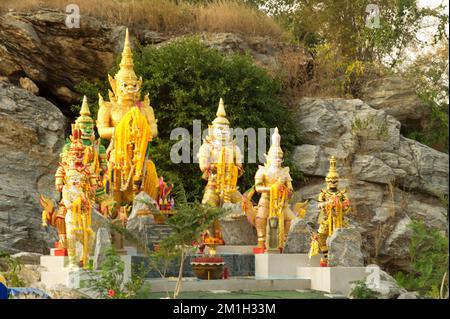 Gruppe von riesigen Wächtern Statue auf der Pha Mungkonbin Klippe in Wat Khao Tham Thiam, U Thong District, Suphanburi District in Mitte von Thailand... Stockfoto