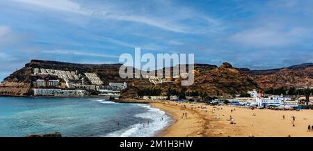 Das kristallklare Wasser und der goldene Sand von Playa del Tauro auf Gran Canaria sind von atemberaubender natürlicher Schönheit umgeben. Stockfoto