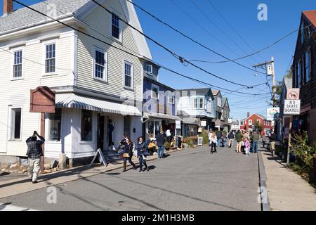 Die einzigartigen Geschäfte und Boutiquen am Bearskin Neck in Rockport, Massachusetts, laden zum Verweilen ein Stockfoto