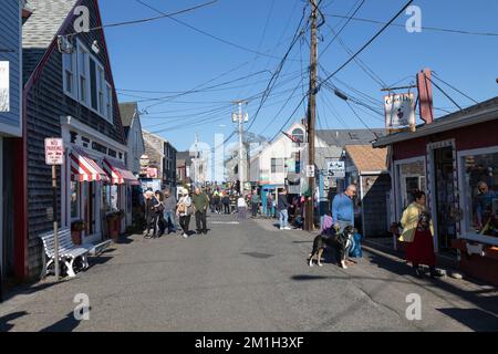 Die einzigartigen Geschäfte und Boutiquen am Bearskin Neck in Rockport, Massachusetts, laden zum Verweilen ein Stockfoto