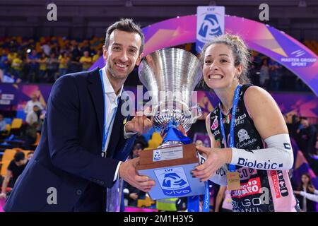 Florenz, Italien. 26.. November 2022. Daniele Santarelli (Cheftrainer von Prosecco Doc Imoco Conegliano) und Monica De Gennaro (Prosecco Doc Imoco Conegliano) feiern den Sieg bei Prosecco Doc Imoco Conegliano gegen Igor Gorgonzola Novara, italienische Supercup-Frauen in Florenz, Italien, November 26 2022 Kredit: Independent Photo Agency/Alamy Live News Stockfoto