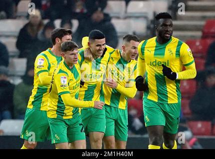 Tom Rogic (Center) von West Bromwich Albion feiert das erste Tor seiner Seite während des Sky Bet Championship-Spiels im Stadium of Light, Sunderland. Foto: Montag, 12. Dezember 2022. Stockfoto