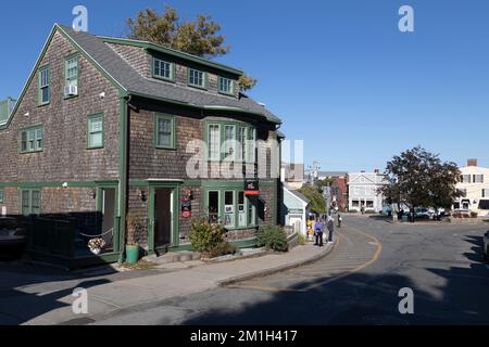 Die einzigartigen Geschäfte und Boutiquen am Bearskin Neck in Rockport, Massachusetts, laden zum Verweilen ein Stockfoto