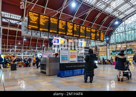 Digitale, elektronische Abflugtafeln am Bahnhof Paddington in London, Großbritannien, informieren die Passagiere über Abfahrten. Stockfoto