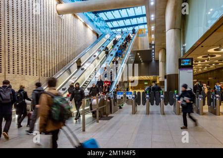 Rolltreppen mit Passagieren, die an der Londoner U-Bahn-Station Paddington auf der Elizabeth Line zu und von den Ticketschranken führen. Stockfoto