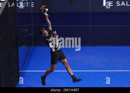 Mailand, Italien. 10.. Dezember 2022. Italien, Mailand, dez. 10 2022: Arturo Coello (esp) trifft während A. Galan-J. LeBron gegen F. Belasteguin-A. Coello, SF Milano Premier Padel P1 bei Allianz Cloud (Foto: Fabrizio Andrea Bertani/Pacific Press/Sipa USA) Guthaben: SIPA USA/Alamy Live News Stockfoto