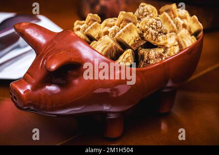 Torresmo, Pururuca oder Griebenfleisch, brasilianisches Schweinefleisch, gebraten, serviert in einer Schüssel in Form eines handgemachten Schweins, typisches brasilianisches Essen aus St. Stockfoto