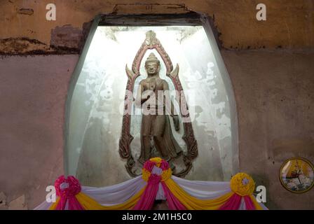 Buddha an den Wänden der Ordnungshalle in Wat Na Phra Meru. Dieser Tempel ist ein wichtiger Tempel im Ayutthaya Historical Park von Thailand. Stockfoto