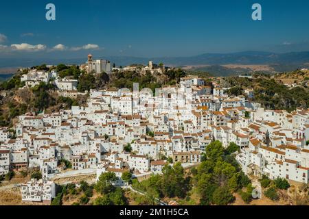 Das weiße Haus des auf einem Hügel gelegenen Dorfes Casares in der Provinz Malaga, Andalusien, Spanien Stockfoto