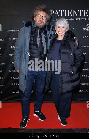 Paris, Frankreich, am 12. Dezember 2022. Radu Mihaileanu und Gast, der am 12. Dezember 2022 im Cinema des Cineastes in Paris, Frankreich, an der Premiere des Films Impatientes teilnimmt. Foto: David Boyer/ABACAPRESS.COM Stockfoto