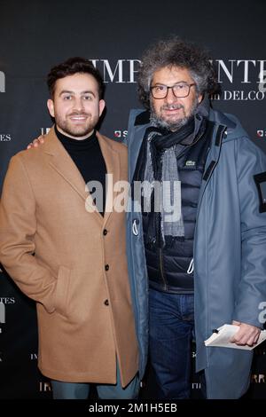 Paris, Frankreich, am 12. Dezember 2022. Regisseur Quentin Delcourt und Radu Mihaileanu nehmen am 12. Dezember 2022 an der Premiere des Films Impatientes im Cinema des Cineastes in Paris Teil. Foto: David Boyer/ABACAPRESS.COM Stockfoto